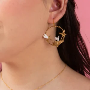 Boucles d’Oreilles “Jardin enchanté” Fleurs de porcelaine & Feuillage doré